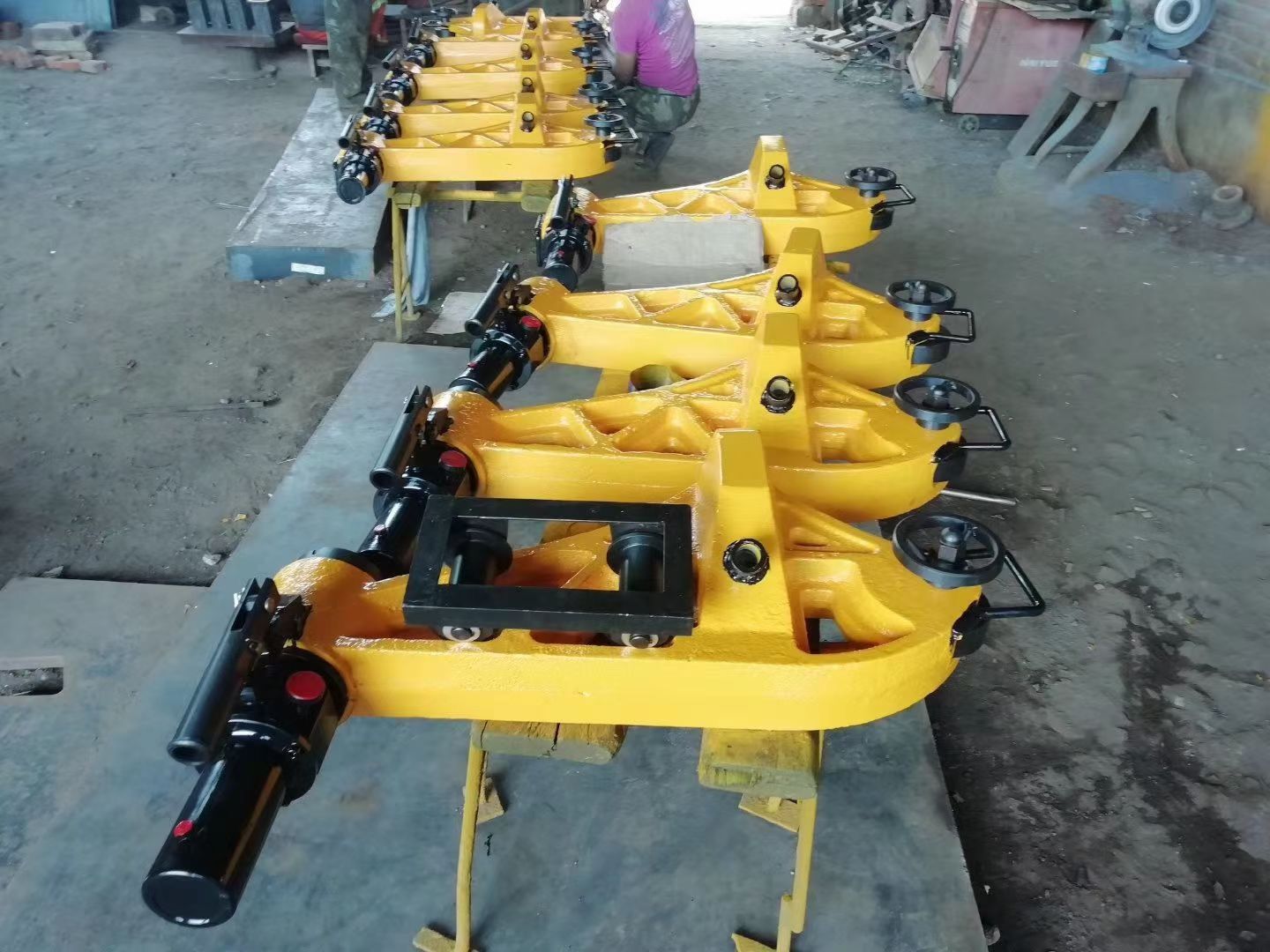 液压直轨器生产现场